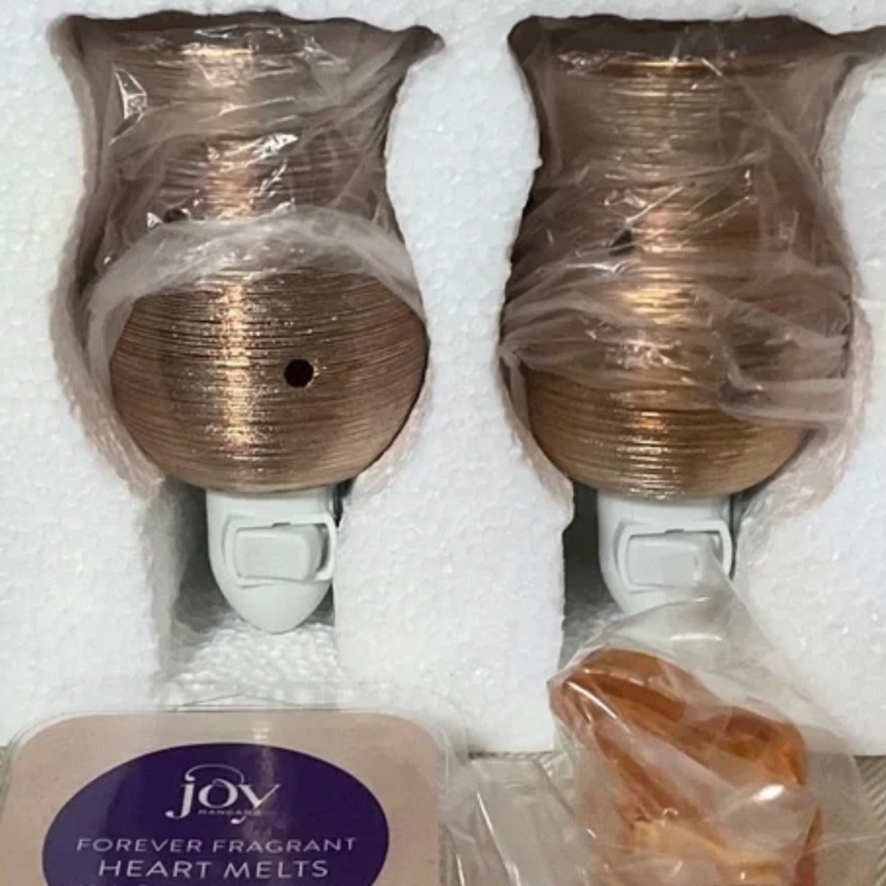 Joy new in box set of 2 wax warmers with vanilla bean cupcake heart melts